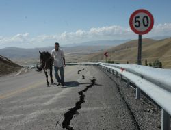 Heyelanlı yolu müteahhit onaracak